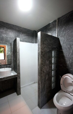 Deluxe Room | Bathroom | Shower, free toiletries, hair dryer, towels - Aonang Lodge (Krabi)
