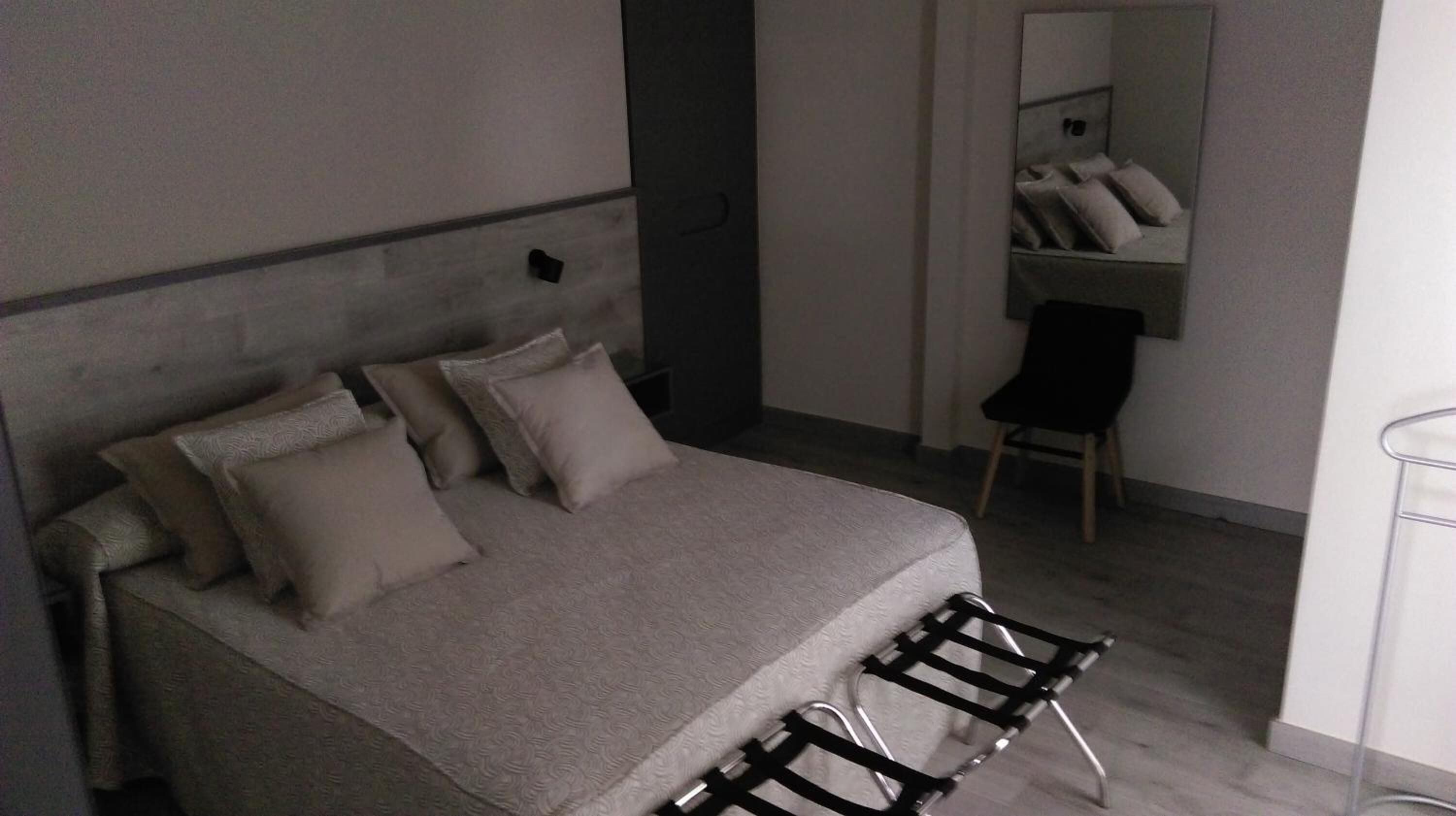 Escritorio, cortinas opacas, wifi gratis y ropa de cama