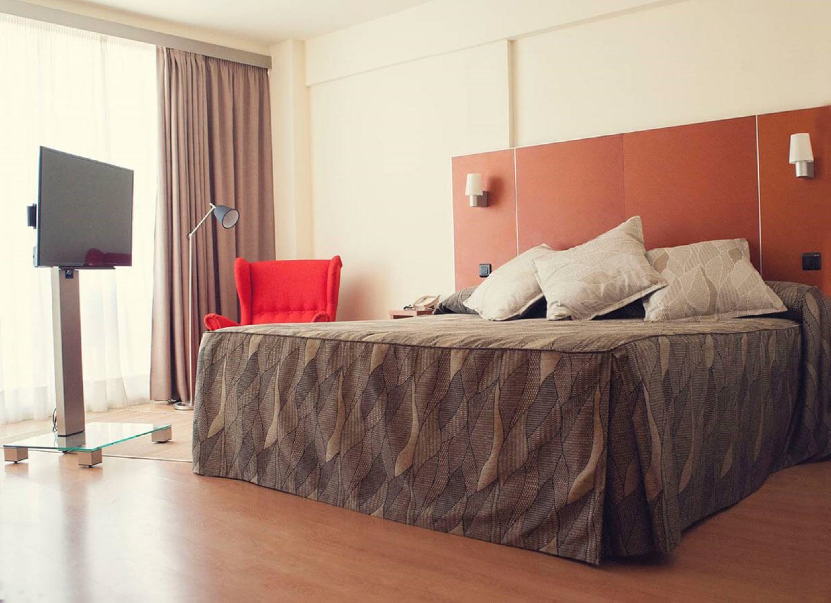 desk, blackout curtains, free wifi, bed sheets