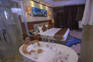 Artículos de tocador gratuitos, secador de pelo, pantuflas, toallas