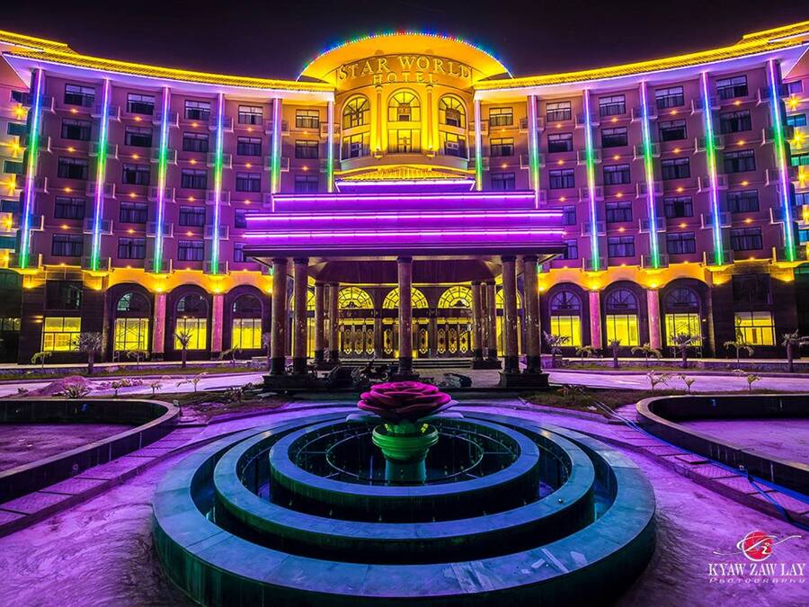 Majoituspaikan julkisivu illalla/yöllä