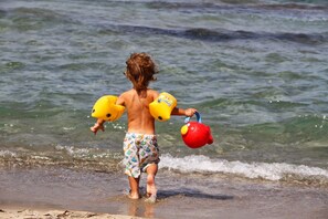Privatstrand in der Nähe, Liegestühle, Sonnenschirme, Volleyball
