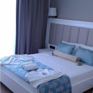 Minibar, safe på rommet, skrivebord og barnesenger (inkludert)