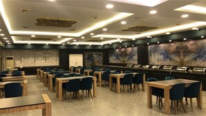 Frokost og lunsj serveres, internasjonale retter, utsikt mot hagen 