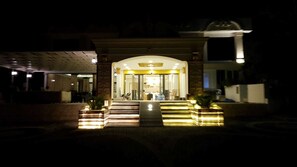 Fassade der Unterkunft – Abend/Nacht