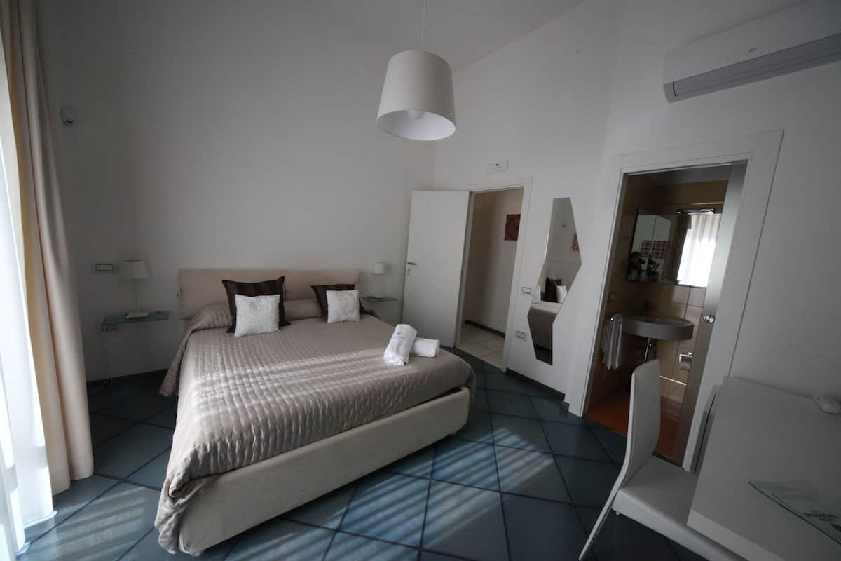 Ropa de cama de alta calidad y minibar