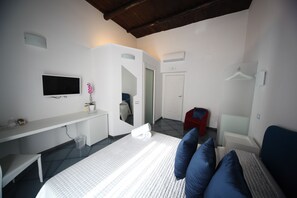 Habitación doble clásica | Ropa de cama de alta calidad y minibar 