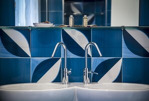 Habitación doble superior | Baño | Amenidades de baño gratuitas, secadora de cabello, bidet, toallas 