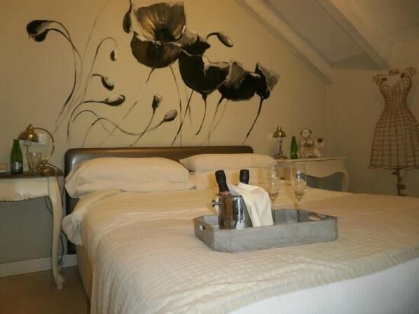 Chambre Standard double | Coffre-fort, décor unique, bureau, rideaux d’obscurcissement