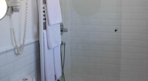 Secador de pelo, albornoces y zapatillas