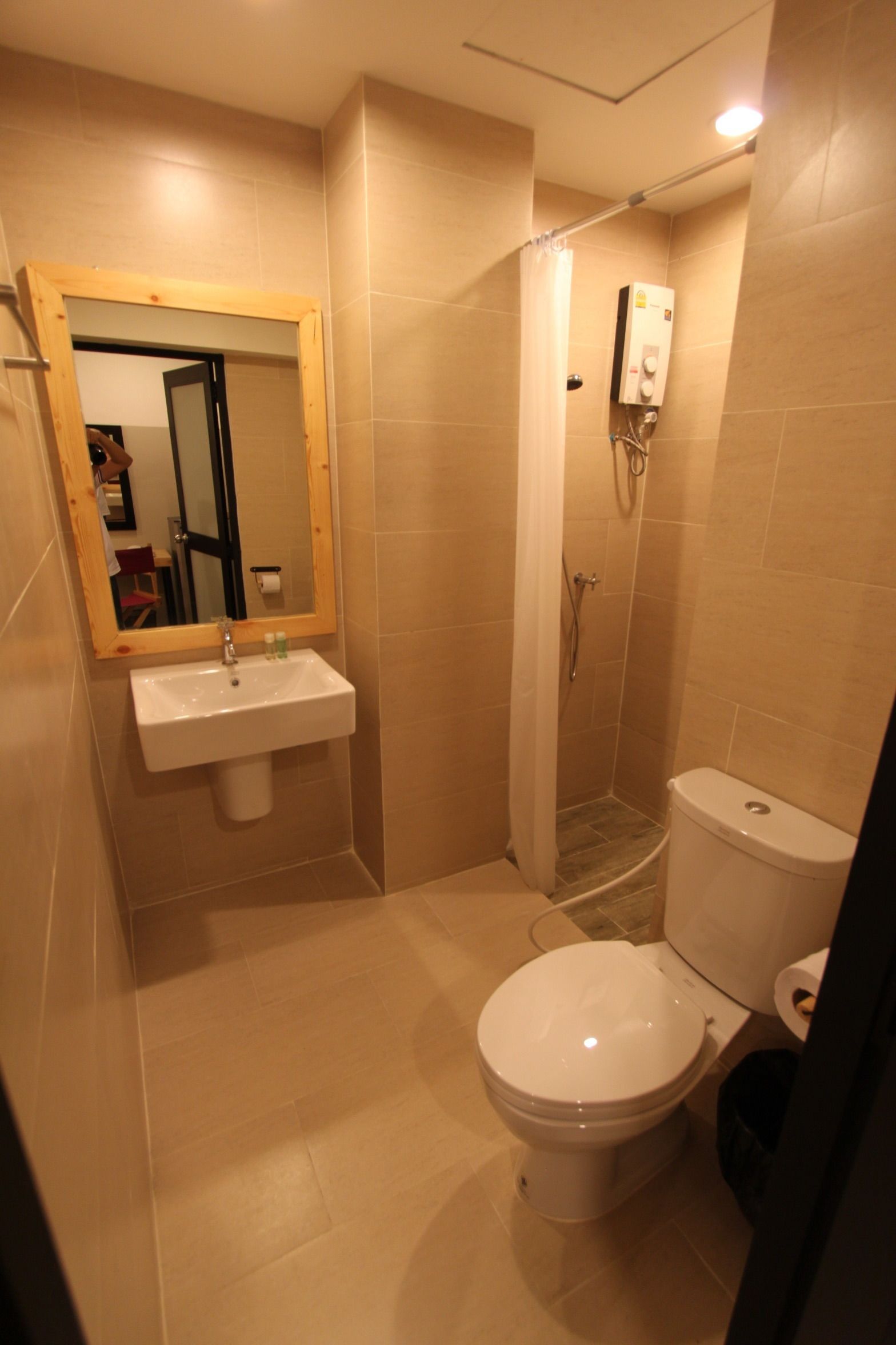 shower, free toiletries, towels