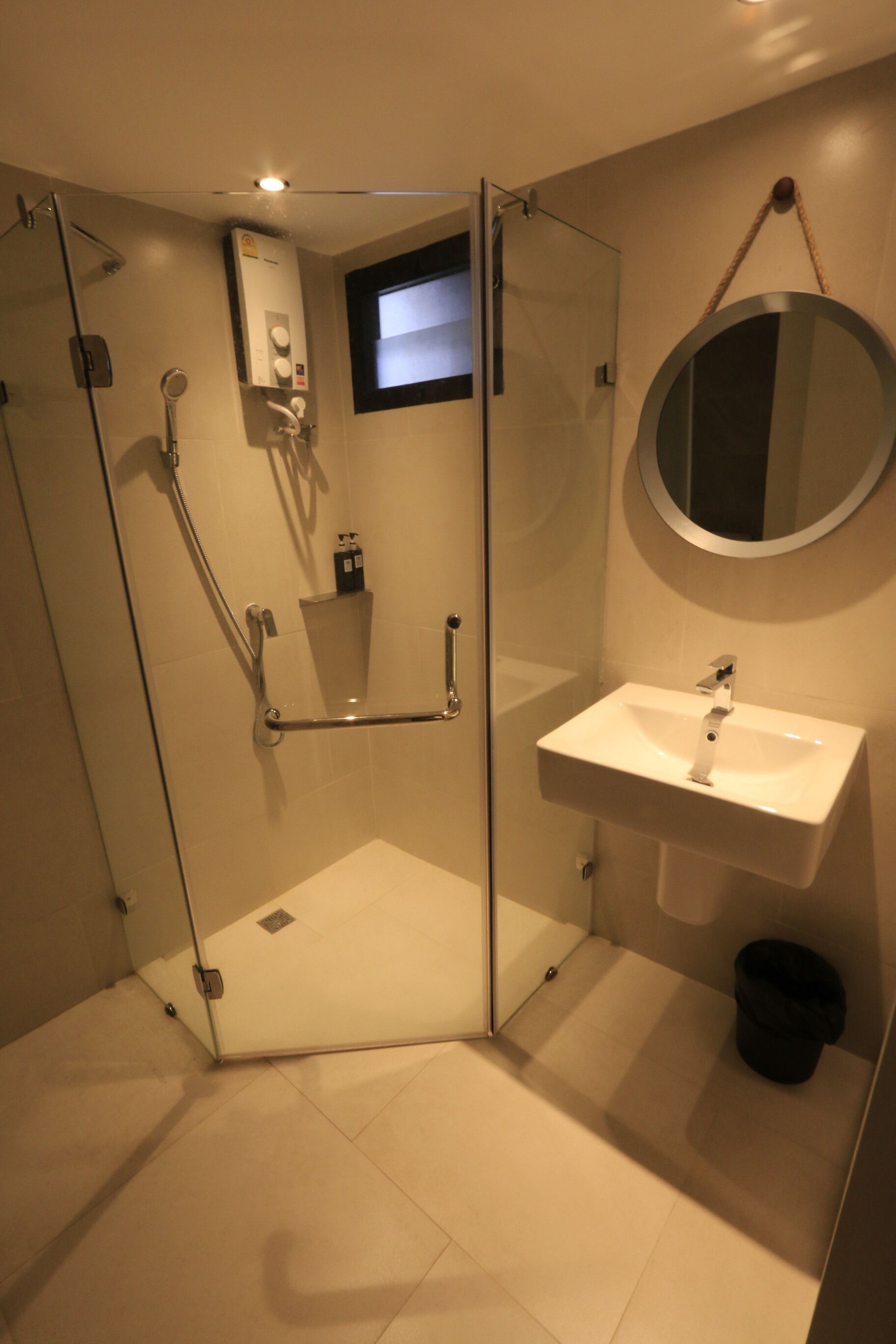 deluxe double room, balcony | bathroom | shower, free toiletries, towels