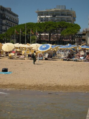 Praia particular, espreguiçadeiras, guarda-sóis 