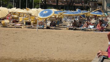 En privat strand, liggestole, parasoller