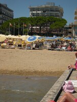 Playa privada, tumbonas y sombrillas