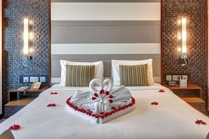 2 bedrooms, minibar, in-room safe, desk