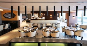 4 restaurants servant le déjeuner, le dßner et le souper