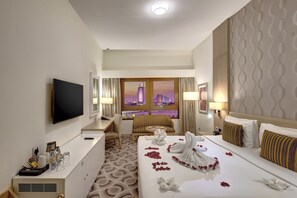 Deluxe Room - Complimentary Shuttle Bus to Beach & Mall of the Emirates | Minibar, coffre-fort, bureau, rideaux dâobscurcissement