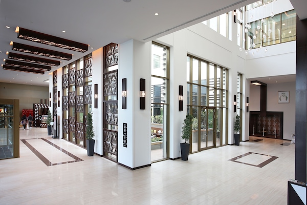 Serves lunch, dinner, and happy hour