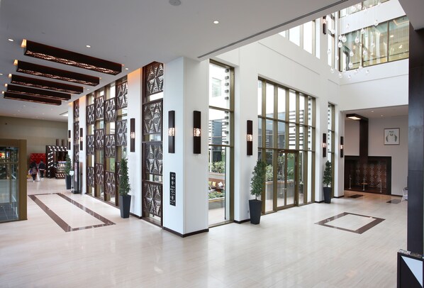 Sert le déjeuner, le dîner et l'apéritif