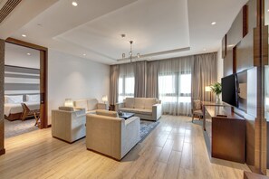 Deluxe Suite - Complimentary Shuttle Bus to Beach & Mall of the Emirates | Oppholdsområde | LED-TV