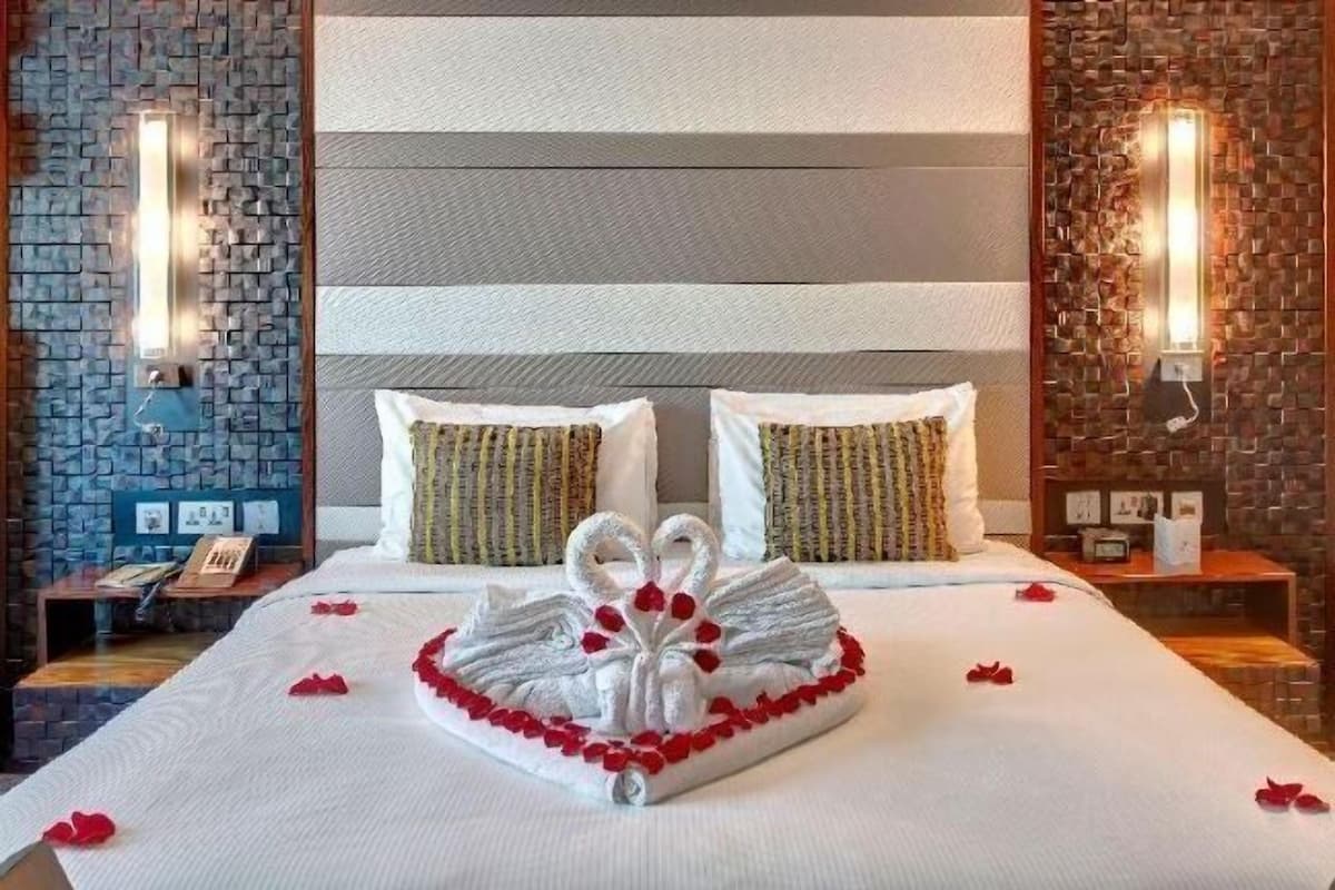 2 bedrooms, minibar, in-room safe, desk