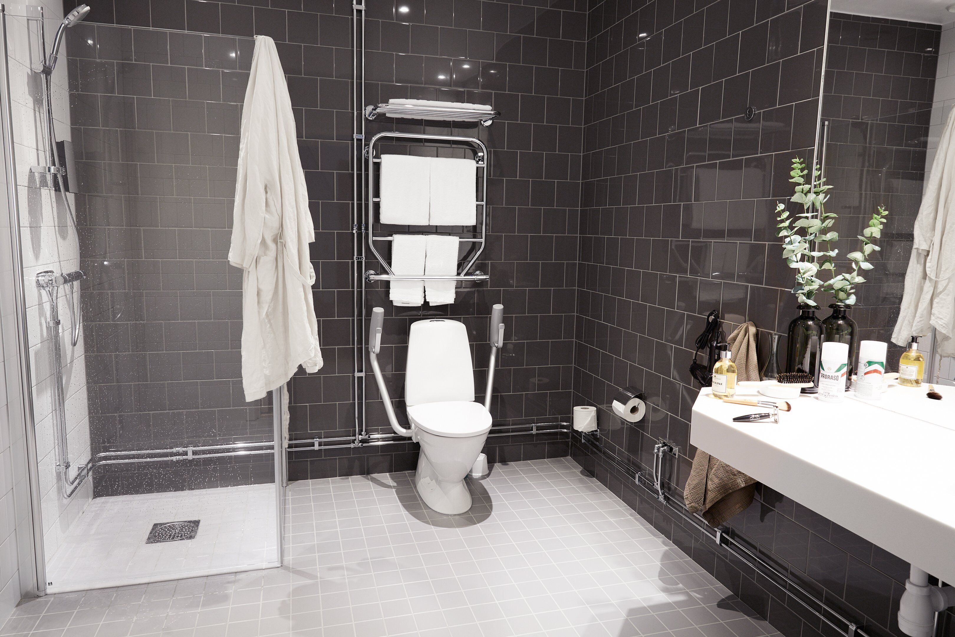 classic apartment | bathroom | shower, eco-friendly toiletries, hair dryer, heated floors