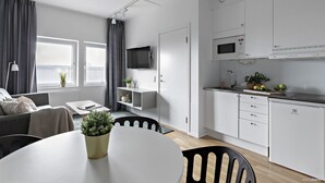 Eine moderne Wohnung mit Essbereich, Küche und Wohnraum.