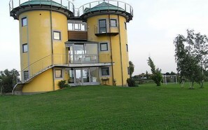 Vista frontal de la propiedad