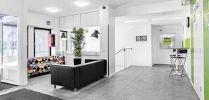 Lobby sitting area - Forenom Hostel Vantaa Aviapolis (Vantaa)