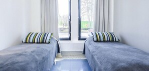 Twin Room, Shared Bathroom | Meja, seterika/papan seterika, Wi-fi percuma, cadar katil 