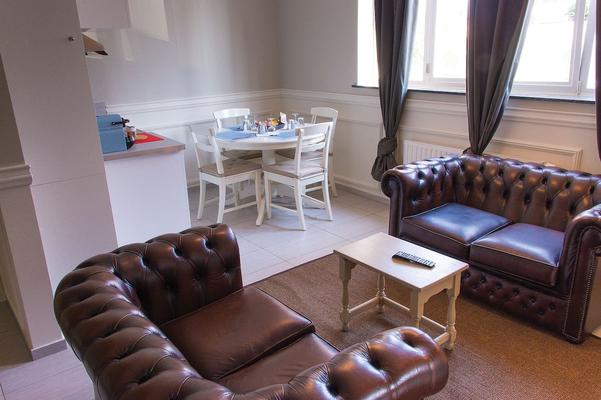 Appartamento familiare, 3 camere da letto, cucina, vista giardino | Area soggiorno | TV a schermo piatto 106 cm con canali via cavo, TV
