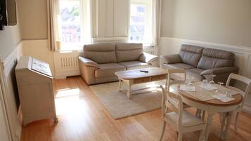 Luxe maisonnette, keuken, uitzicht op de stad | Woonkamer | Een 106-cm flatscreentelevisie met kabelzenders en televisie