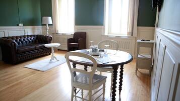 Luxury Suite, 1 Bedroom, Non Smoking, Kitchen | Living room