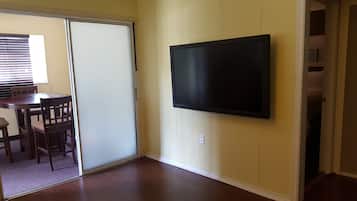 Appartement Deluxe, cuisine, en coin | Aire de séjour | Téléviseur à écran plat de 42 po avec télévision par câble, téléviseur