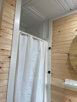 Basic Room, 1 Queen Bed | Bathroom | Free toiletries, hair dryer, towels, soap - Greenside motel (St. Andrews)