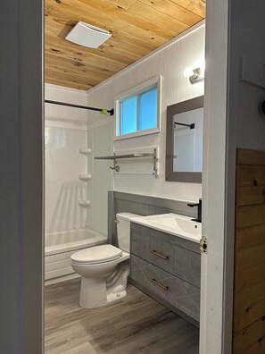 Familiekamer, 2 slaapkamers, kitchenette | Een bureau, gratis wifi, beddengoed