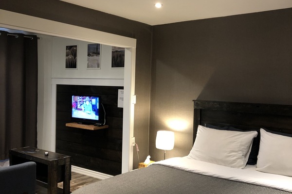 Superior Suite, 1 Queen Bed, Kitchenette | Desk, free WiFi, bed sheets