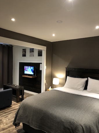 Superior Suite, 1 Queen Bed, Kitchenette. Greenside motel