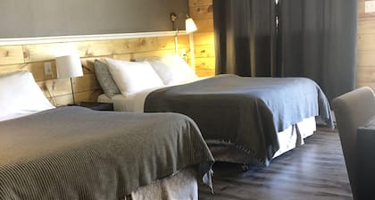 Greenside motel