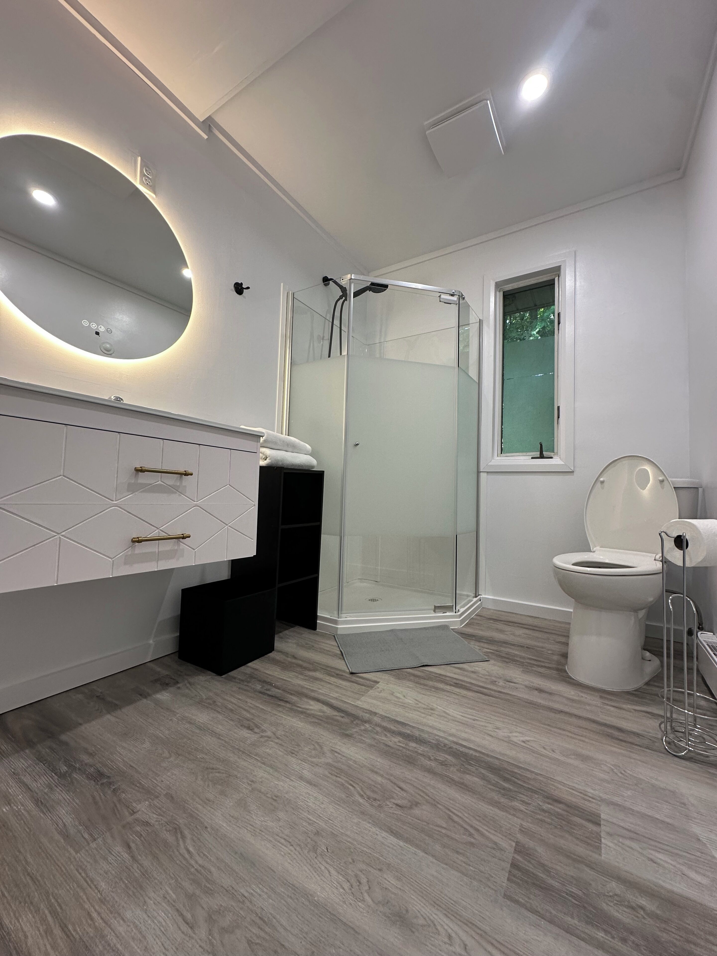 Apartamento Deluxe, cocina, en esquina | Baño | Artículos de higiene personal gratuitos, secador de pelo y toallas
