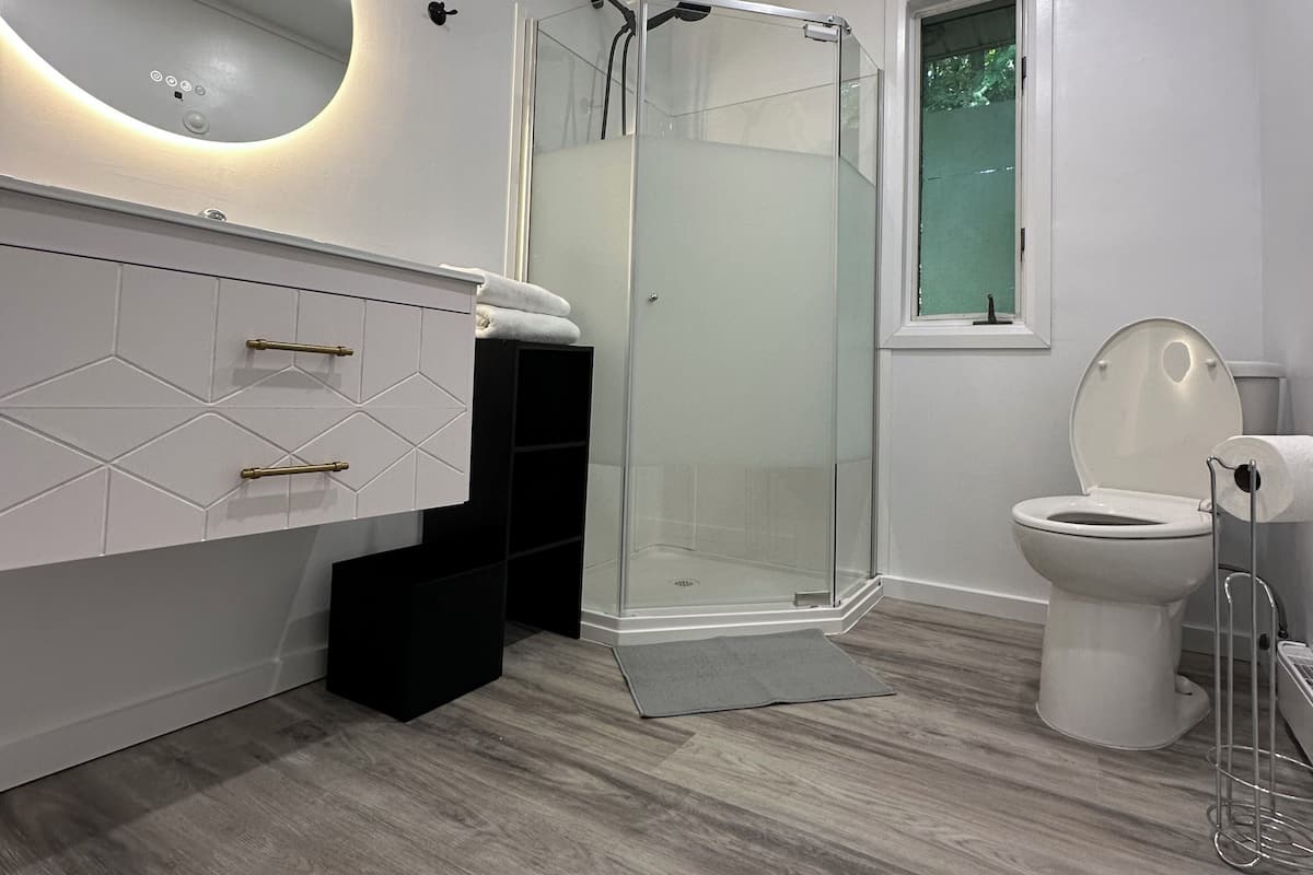 Deluxe Apartment, Kitchen, Corner | Bathroom | Free toiletries, hair dryer, towels, soap