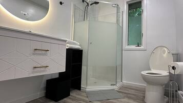 Deluxe Apartment, Kitchen, Corner | Bathroom