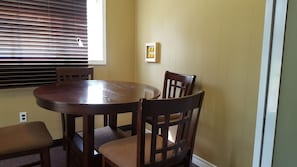 Deluxe Apartment, Kitchen, Corner | Desk, free WiFi, bed sheets - Greenside motel (St. Andrews)