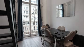 Familienstudio, Mehrere Betten, Balkon | Bügeleisen/Bügelbrett, kostenlose Babybetten, Bettwäsche