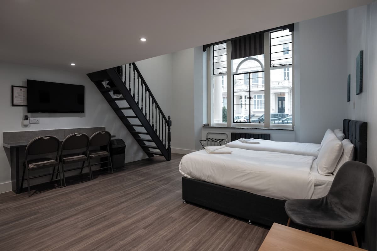Deluxe Family Studio | Iron/ironing board, free cribs/infant beds, bed sheets