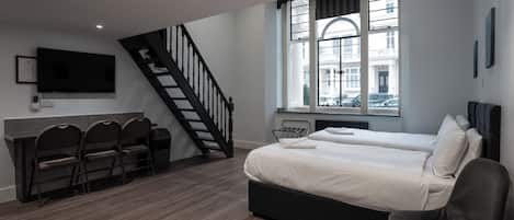 Deluxe Family Studio | Iron/ironing board, free cots/infant beds, bed sheets