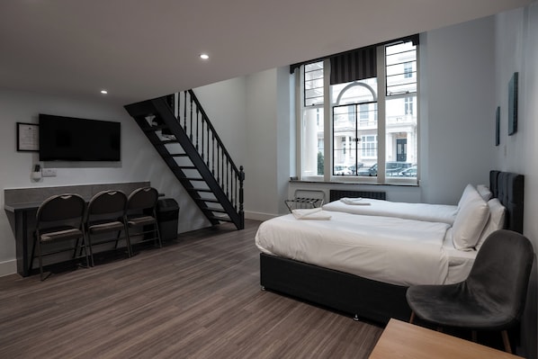 Deluxe Family Studio | Iron/ironing board, free cribs/infant beds, bed sheets - MSK Superior (London)