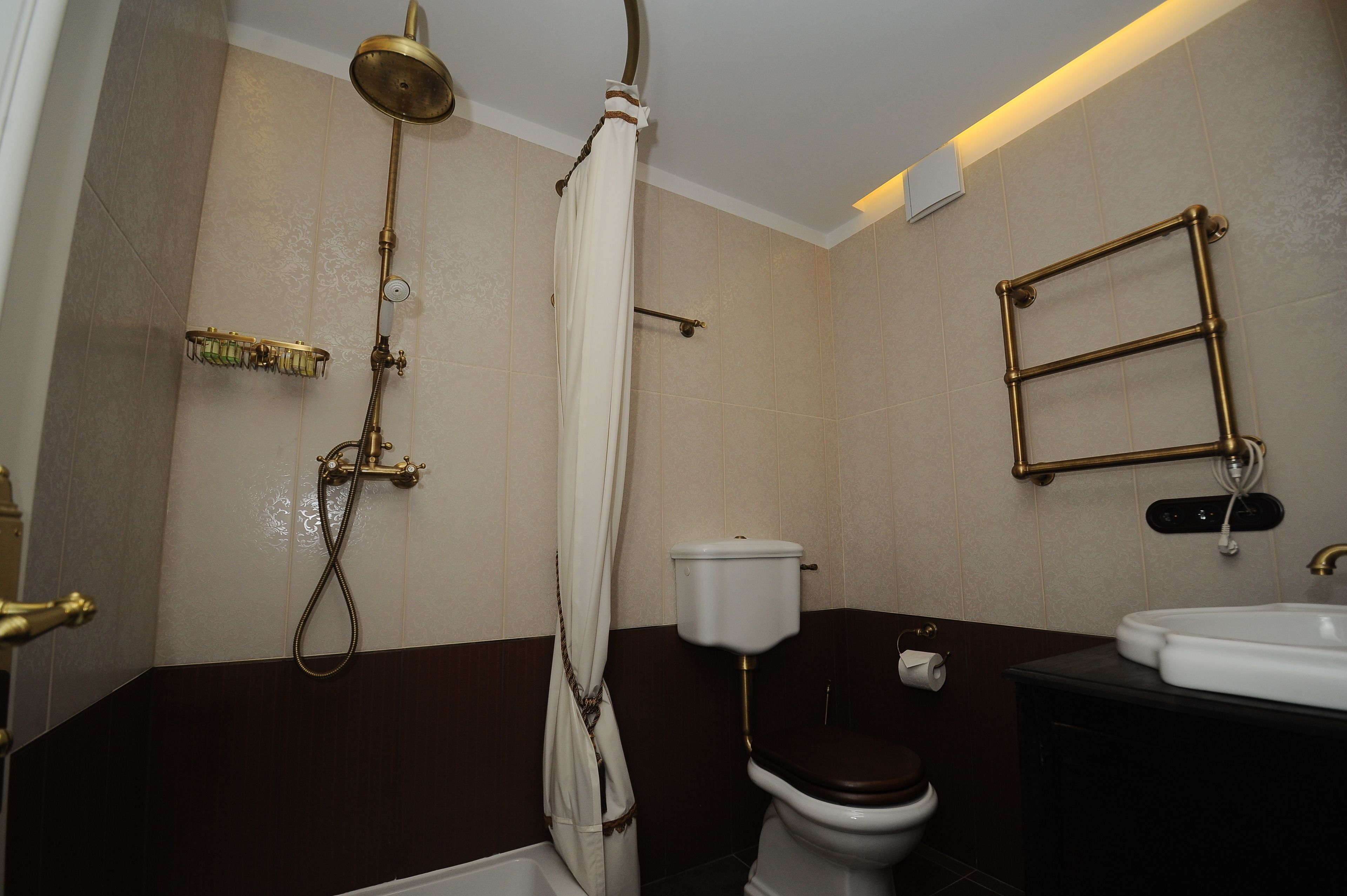 Un baño con ducha, inodoro y lavamanos.