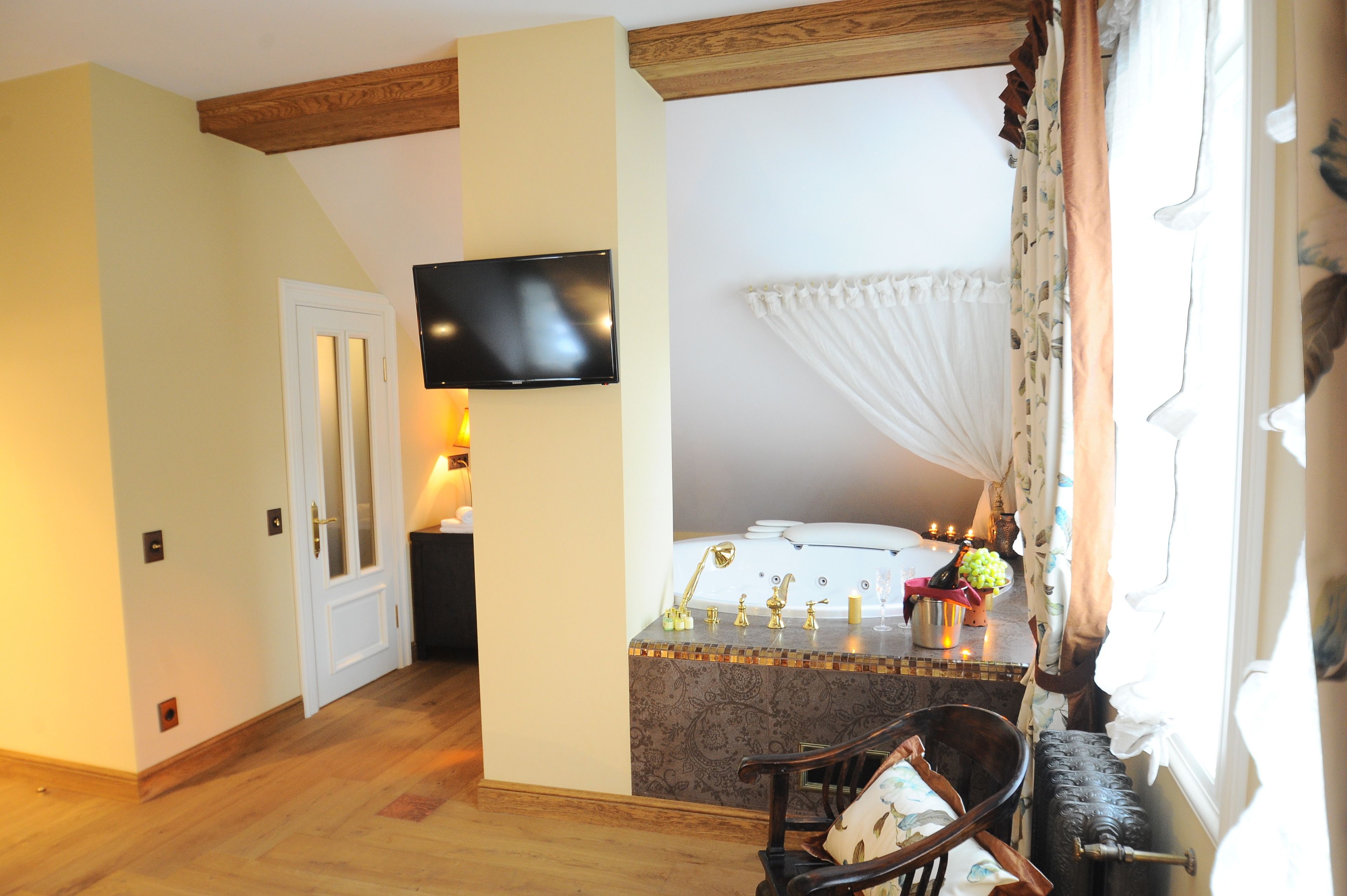 luxury suite, jetted tub, city view | premium bedding, desk, iron/ironing board, rollaway beds